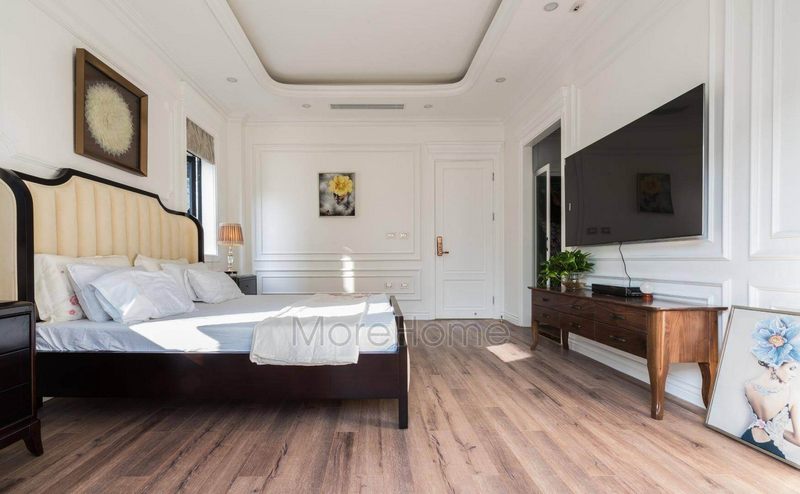 Gia chủ có thể làm đẹp phòng ngủ bằng cách treo tranh trên tường như tranh canvas, tranh thêu,..